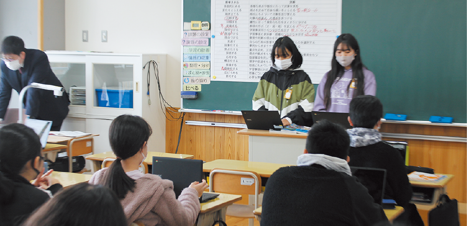 司会役を志願した子どもが授業の冒頭に登壇。今日の課題を発表し、個別学習かグループワークかを決め、先生への質問を取りまとめるなど話し合いを行う。