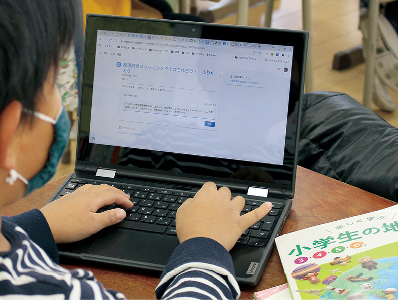 振り返りシートに感想を書き込む。タイピングはお手のもの