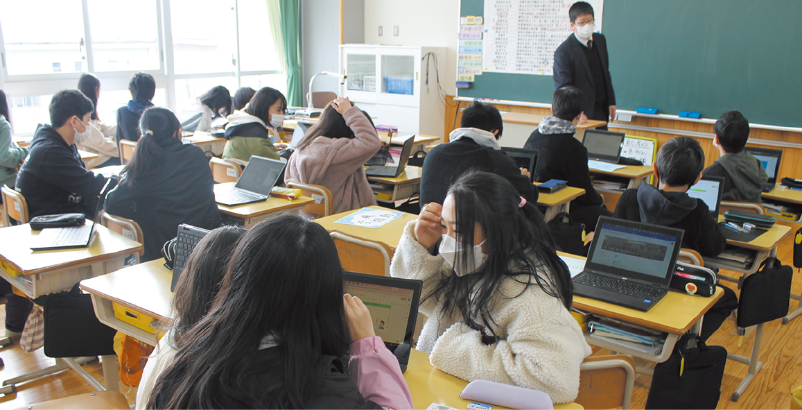 先生が指示することなく、子どもは対話と個別活動を自由に行き来する。必要に応じて、紙のノートも使い分けていた。
