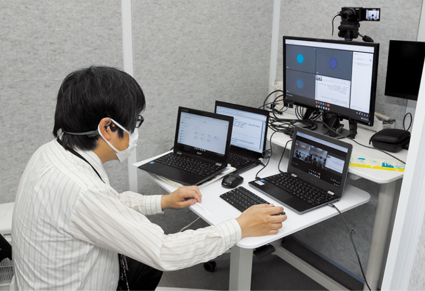 配信ブース内で「1対1」対応の授業を配信する様子