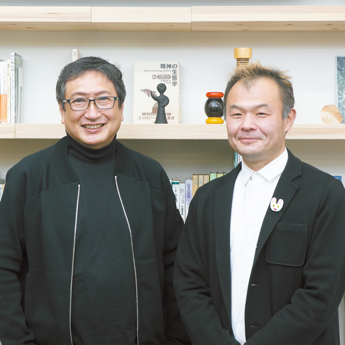 若杉浩一教授(写真左)と、地域のデザインプロジェクトをともに推進する日本総合研究所 創発戦略センター エクスパートの井上岳一氏(写真右)。「何が正解か分からない時代に、自分の考えを可視化して提案するという1歩を踏み出せるのは、美術の専門教育を受けた人の強みだと思います」(井上氏)。