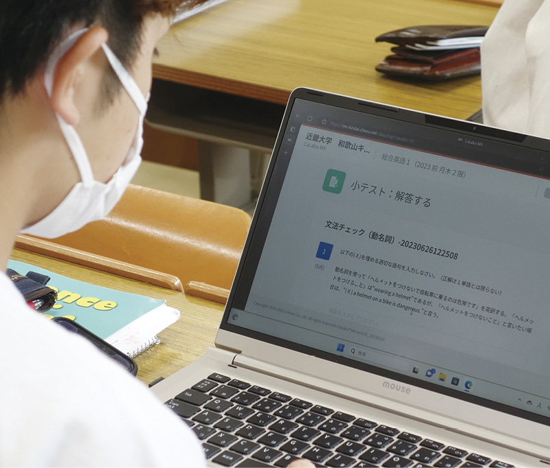 先生が作成してCaLabo®MXに搭載した文法の問題を解く学生。