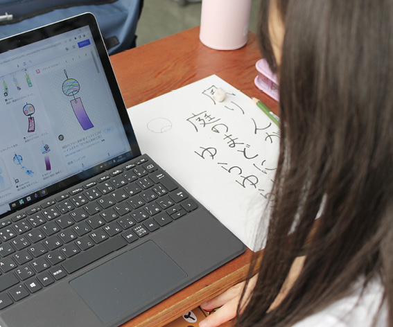 渋谷区の区立小中学校では、SurfaceとMicrosoft 365を使用。端末を使って調べ、その情報を分析し、まとめる活動が行われていた。自分で撮影した植物の画像を開き、じっくり観察(3年理科)。自作した俳句に添えるイラストを書くために、画像検索をかけて参考に(4年国語)。気象庁や区の防災情報を調べ、まとめる(4年社会)。