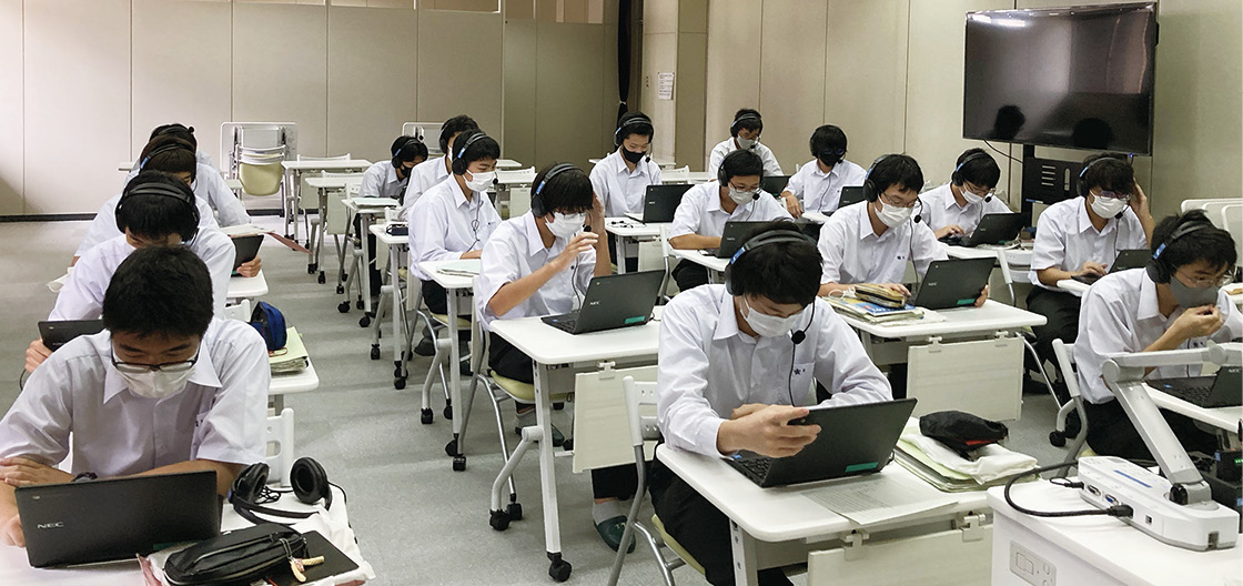 真新しいCALL教室でCaLabo®MXのシャドーイング機能を活用する生徒。