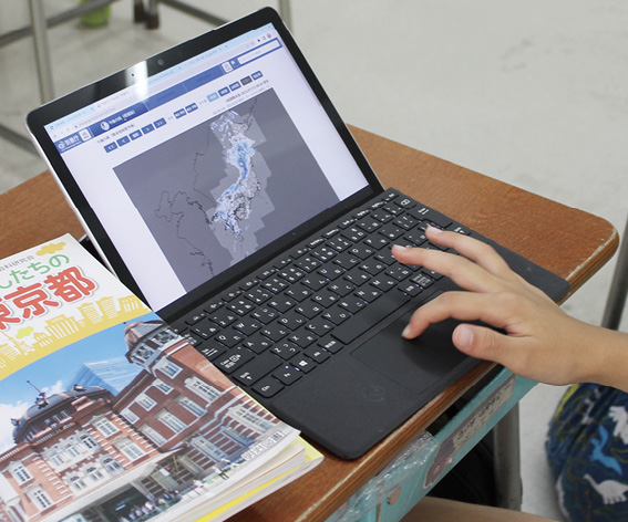 渋谷区の区立小中学校では、SurfaceとMicrosoft 365を使用。端末を使って調べ、その情報を分析し、まとめる活動が行われていた。自分で撮影した植物の画像を開き、じっくり観察(3年理科)。自作した俳句に添えるイラストを書くために、画像検索をかけて参考に(4年国語)。気象庁や区の防災情報を調べ、まとめる(4年社会)。