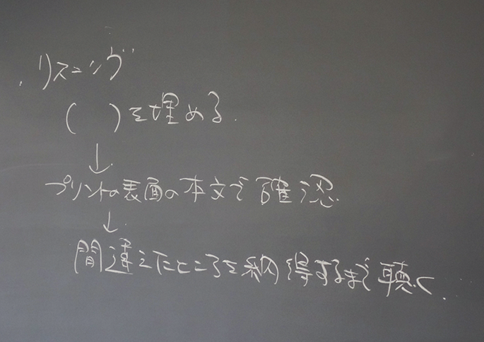 真新しいCALL教室でCaLabo®MXのシャドーイング機能を活用する生徒。