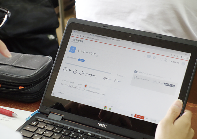 真新しいCALL教室でCaLabo®MXのシャドーイング機能を活用する生徒。