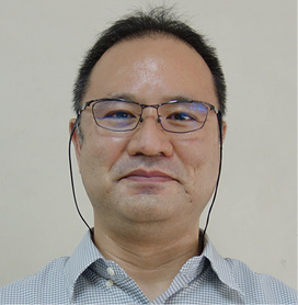 真新しいCALL教室でCaLabo®MXのシャドーイング機能を活用する生徒。