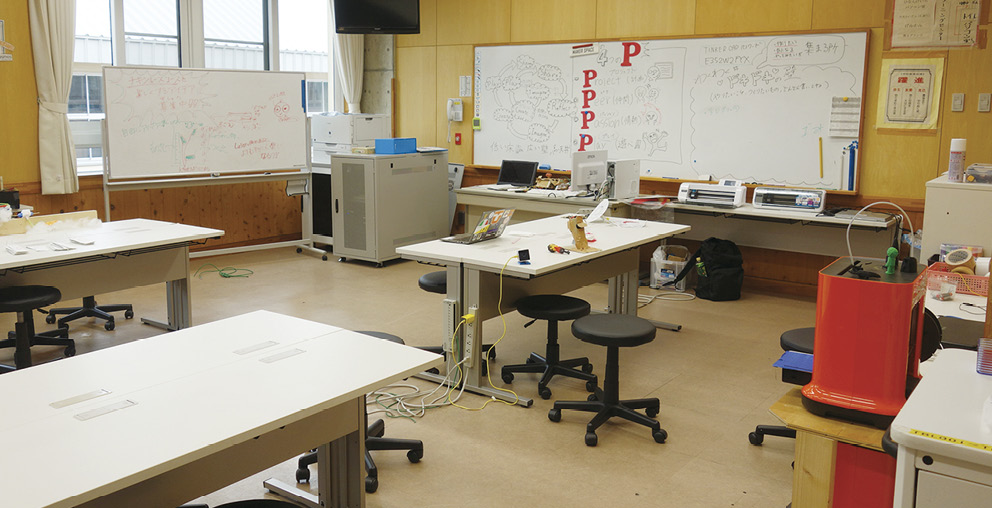 信濃小中学校では実際に手を動かして学ぶ「体験」を重視している。パソコン室をリニューアルした「メイカースペース」では、休み時間や放課後に学年の異なる児童生徒同士が3Dプリンター(写真の右端のオレンジ色の機器)を操作して制作する姿も。
