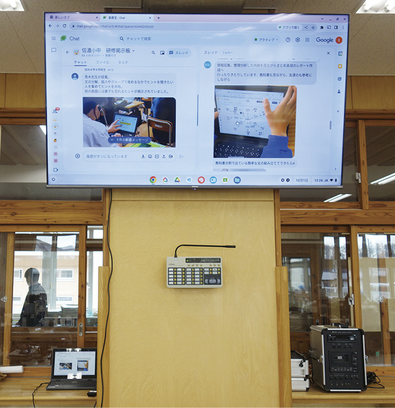 職員室には、校務情報共有用(左)と研修情報共有用(右)の2台の大型モニターが設置されている。