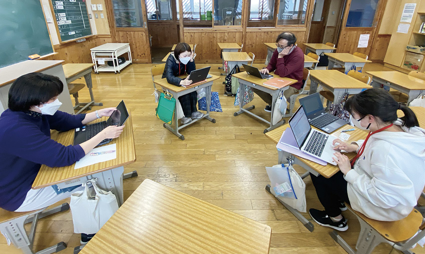 GIGA端末の利活用を話し合う校内研究は、小学校や中学校、教科、学年の違いを超えた「サロン」方式で実施。通常は写真上のグループ単位で、節目のタイミングでは写真下のような全グループが集う集合研修を行う。