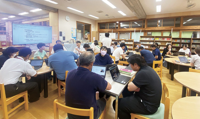 GIGA端末の利活用を話し合う校内研究は、小学校や中学校、教科、学年の違いを超えた「サロン」方式で実施。通常は写真上のグループ単位で、節目のタイミングでは写真下のような全グループが集う集合研修を行う。