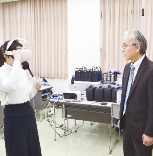3年生の学生は360度カメラとVRを使った理科の授業をテーマにしている。
