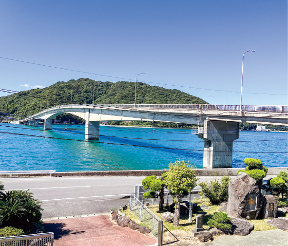 学校正面玄関から見た風景。目の前に豊かな海と島々が広がる。
                                    