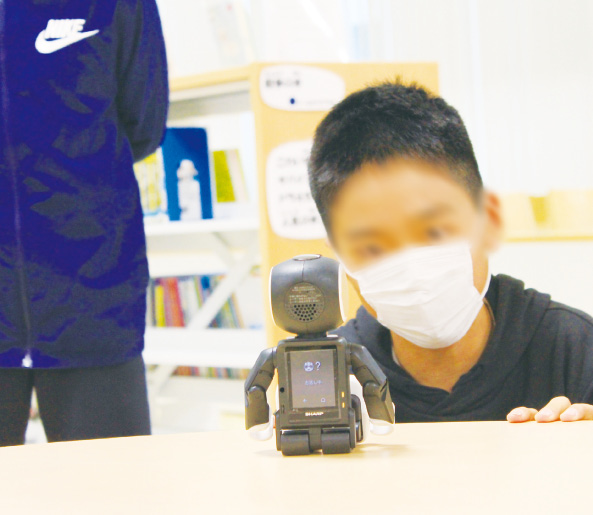 小学生は年齢制限によって自分でChat GPTを使えないため、音声入力できるAIロボットを活用。